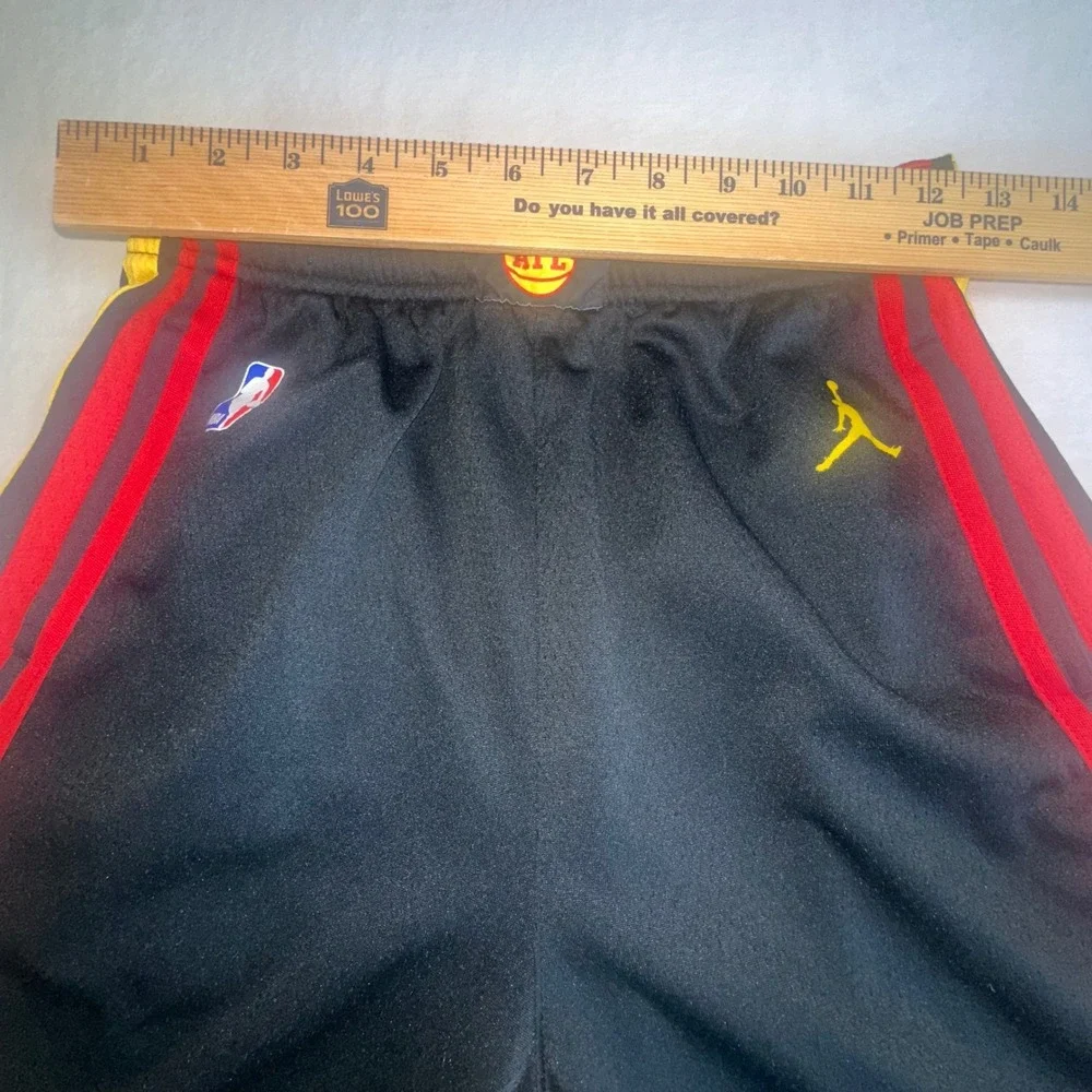 Jordan NBA Basketball Athletic Shorts Kids Atlanta Hawks Black Red Yellow Size L